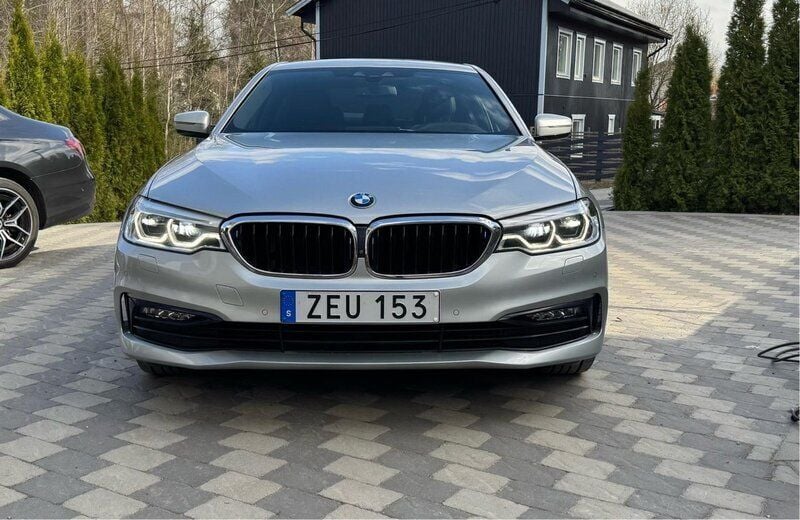 Silver Begagnad 2018 BMW 530e Sport Line Sedan | 219 900 kr (Bra pris) - Bild 1/4
