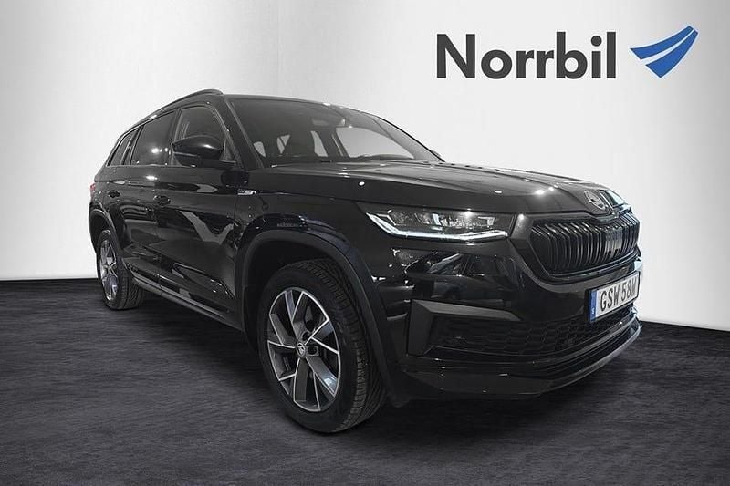 Svart Begagnad 2022 Skoda Kodiaq SportLine SUV | 389 000 kr (Marknadspris) - Bild 1/4
