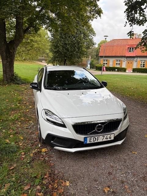 Vit Begagnad 2019 Volvo V40 CC Kinetic Kombi | 210 000 kr (Marknadspris) - Bild 1/4