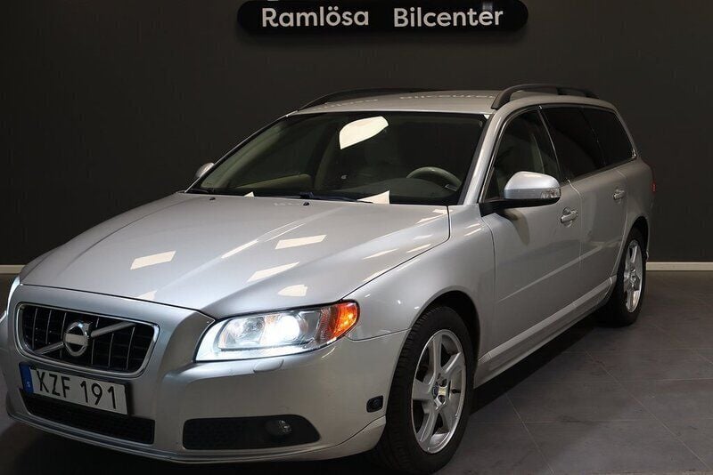 Begagnad Volvo V70 Momentum 146 HK (107 kW) 2010 Ljusgrå Kombi