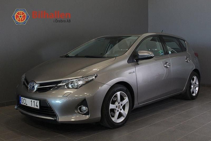 Brun Begagnad 2013 Toyota Auris Hybrid Active Halvkombi | 109 900 kr (Marknadspris) - Bild 1/4