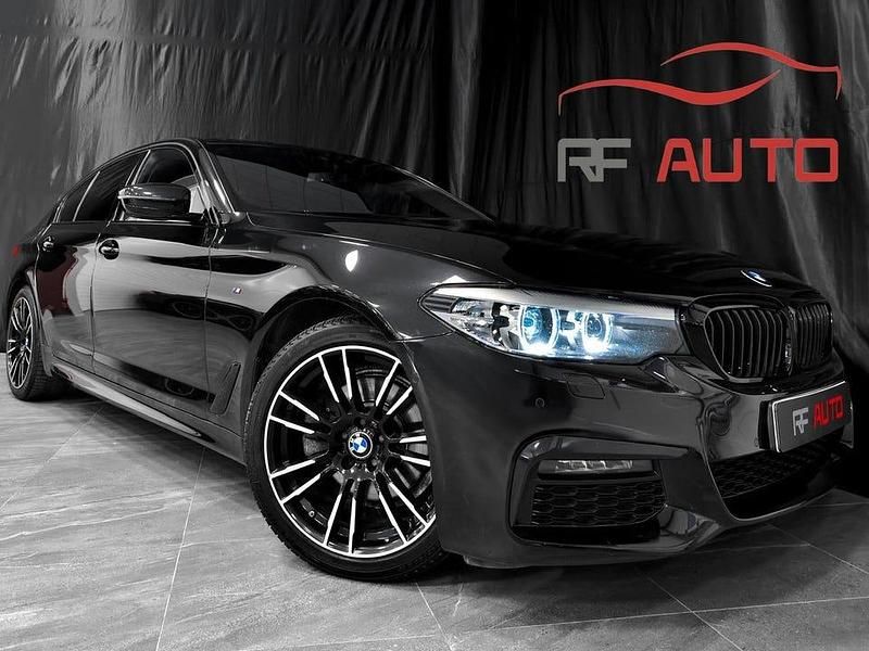 Svart Begagnad 2018 BMW 520 M Sport Sedan | 299 900 kr (Marknadspris) - Bild 1/4