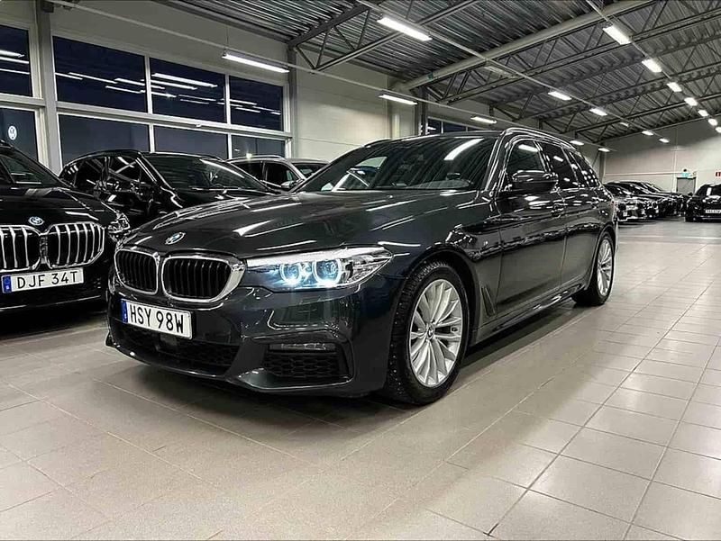 Grå Begagnad 2020 BMW 520 Kombi | 329 000 kr (Dyr) - Bild 1/1