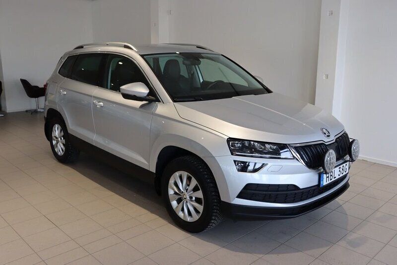 Silver (brilliant silver metallic) Begagnad 2020 Skoda Karoq SUV | 164 900 kr (Bra pris) - Bild 1/4