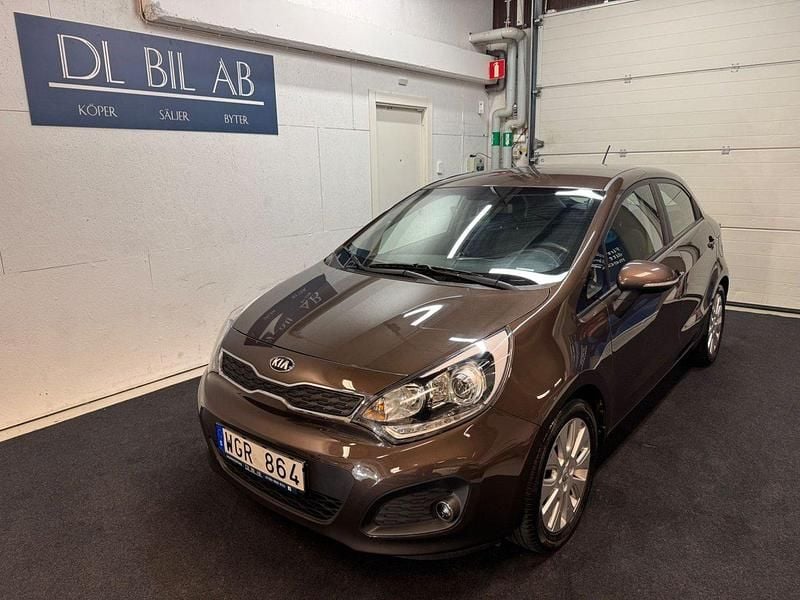 Brun Begagnad 2013 Kia Rio Halvkombi | 79 800 kr (Marknadspris) - Bild 1/4