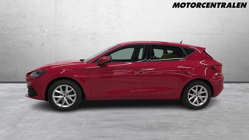 Röd Begagnad 2021 Seat Leon Style Halvkombi | 179 000 kr (Marknadspris) - Bild 1/4