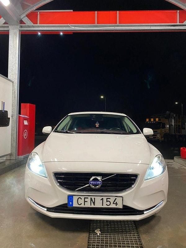 Vit Begagnad 2015 Volvo V40 Kombi | 99 000 kr (Bra pris) - Bild 1/4
