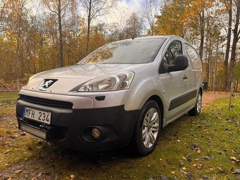 Grå Begagnad 2012 Peugeot Partner Van | 36 000 kr (Marknadspris) - Bild 1/4