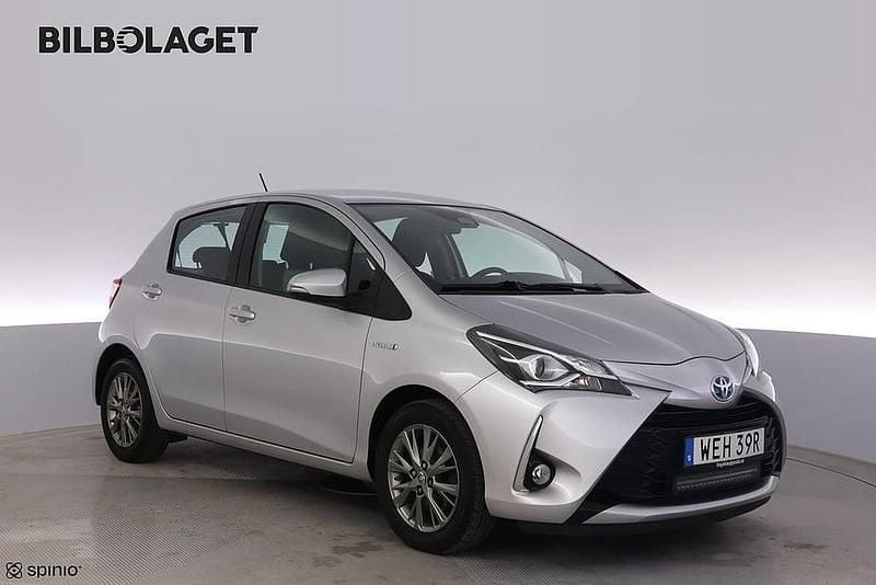 Silver Begagnad 2019 Toyota Yaris Hybrid Active Halvkombi | 149 800 kr (Bra pris) - Bild 1/4