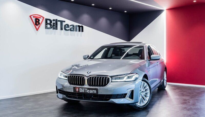 Blå Begagnad 2022 BMW 530e Luxury Line Sedan | 479 900 kr (Marknadspris) - Bild 1/4