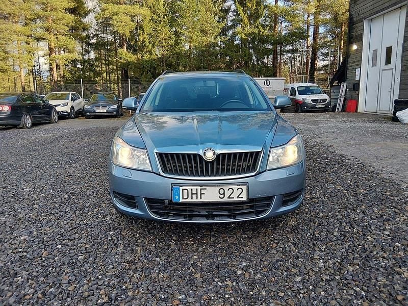 Ljusgrå Begagnad 2010 Skoda Octavia Ambiente Kombi | 51 900 kr (Marknadspris) - Bild 1/4