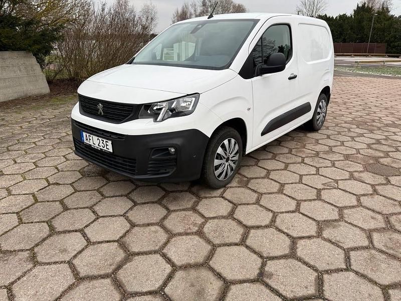 Vit Begagnad 2020 Peugeot Partner Minibuss | 167 900 kr (Marknadspris) - Bild 1/4