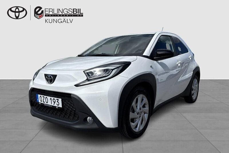 Vit Begagnad 2023 Toyota Aygo Comfort Halvkombi | 169 900 kr (Marknadspris) - Bild 1/4