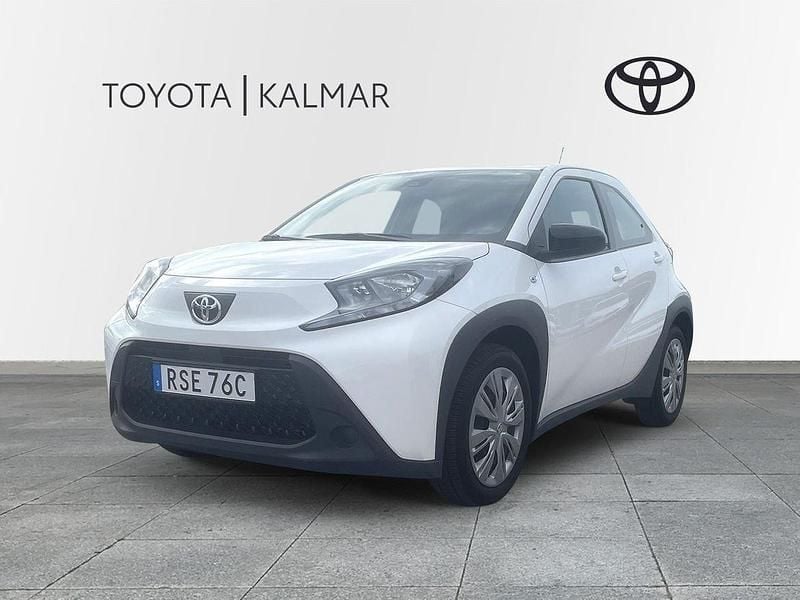 Vit Begagnad 2022 Toyota Aygo X-play Halvkombi | 189 900 kr (Marknadspris) - Bild 1/3