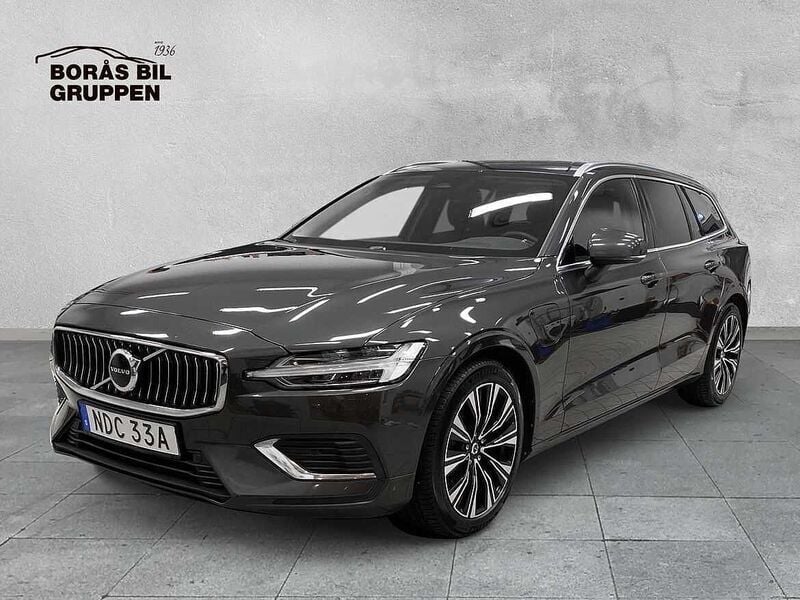 Grå Begagnad 2023 Volvo V60 Core Kombi | 359 000 kr (Marknadspris) - Bild 1/4