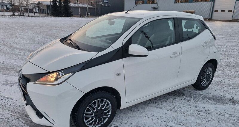 Vit Begagnad 2015 Toyota Aygo Halvkombi | 35 000 kr - Bild 1/4