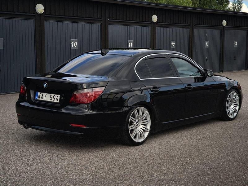 Svart Begagnad 2010 BMW 520 Sedan | 69 900 kr (Bra pris) - Bild 1/4
