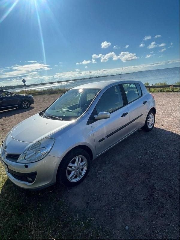 Grå Begagnad 2006 Renault Clio R.S. Halvkombi | 29 500 kr (Marknadspris) - Bild 1/4