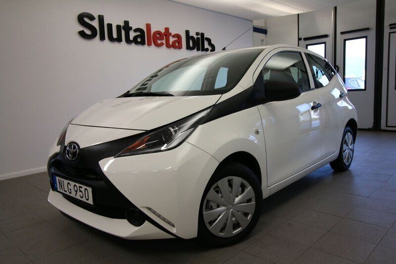 Vit Begagnad 2014 Toyota Aygo Halvkombi | 89 900 kr (Marknadspris) - Bild 1/4