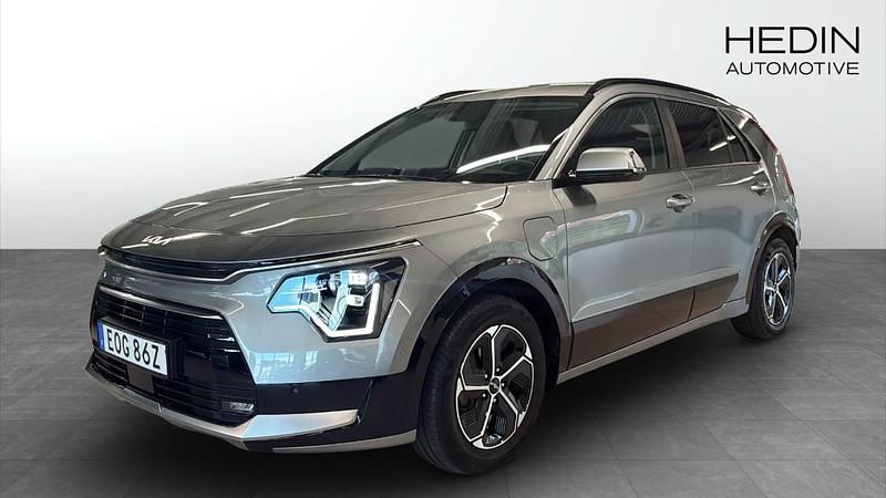 Grå (grey) Begagnad 2022 Kia Niro Advance SUV | 329 900 kr (Dyr) - Bild 1/4