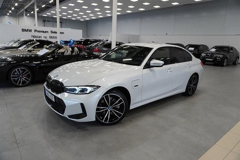 Vit Begagnad 2022 BMW 330e M Sport Sedan | 439 800 kr (Dyr) - Bild 1/4
