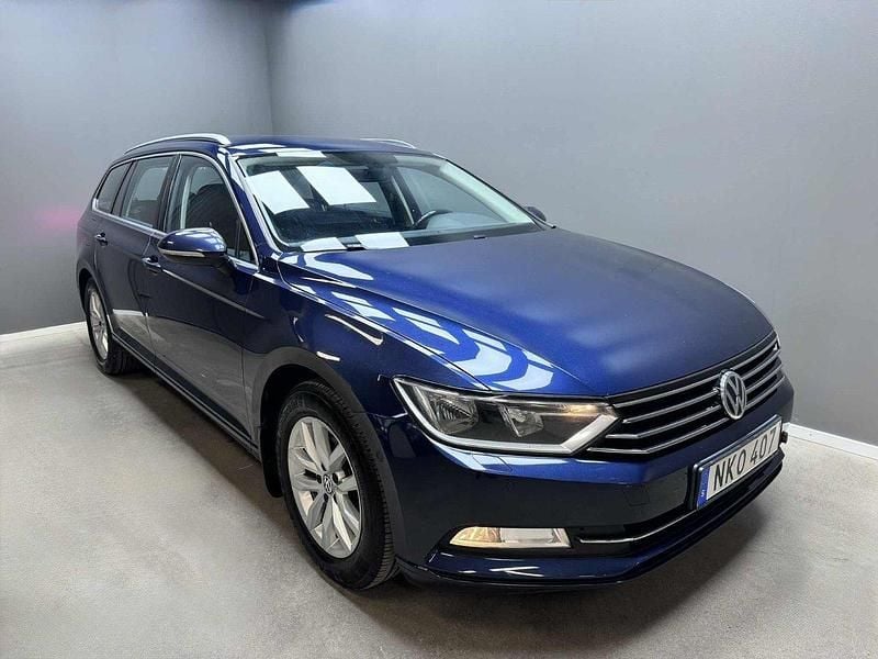 Mörkblå (blå) Begagnad 2017 VW Passat Kombi | 129 900 kr (Marknadspris) - Bild 1/4