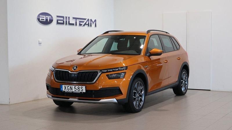 Orange Begagnad 2023 Skoda Kamiq ScoutLine SUV | 299 900 kr (Dyr) - Bild 1/4