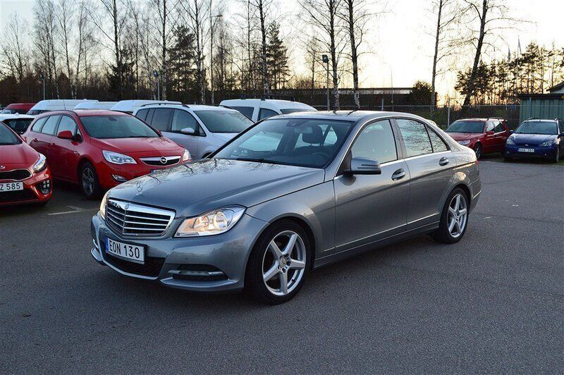 Grå Begagnad 2013 Mercedes C200 Sedan | 149 900 kr (Marknadspris) - Bild 1/4