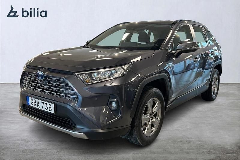 Mörkgrå (grå) Begagnad 2024 Toyota RAV4 Hybrid Active SUV | 389 900 kr (Bra pris) - Bild 1/4