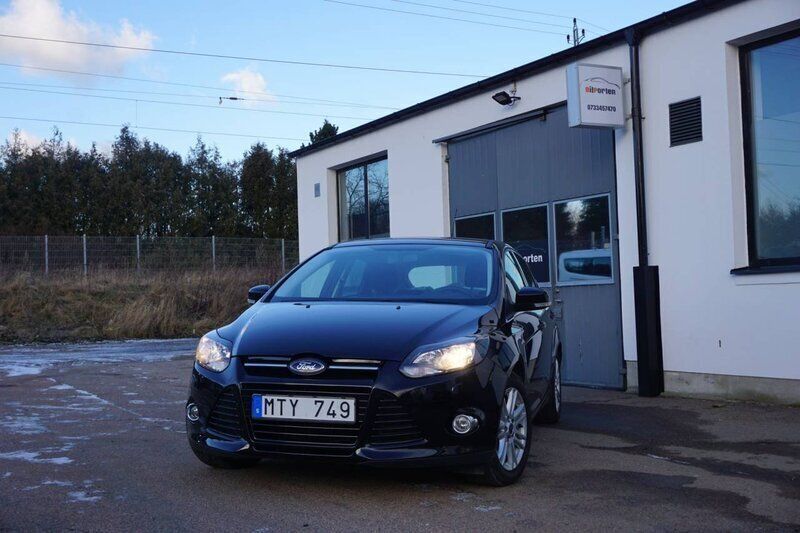 Svart Begagnad 2012 Ford Focus Halvkombi | 79 900 kr (Lite dyr) - Bild 1/4