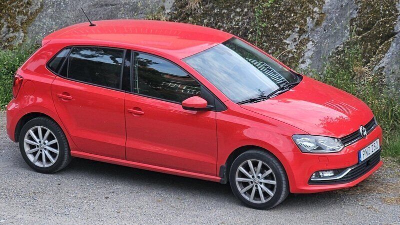 Röd Begagnad 2016 VW Polo Halvkombi | 129 900 kr (Marknadspris) - Bild 1/4