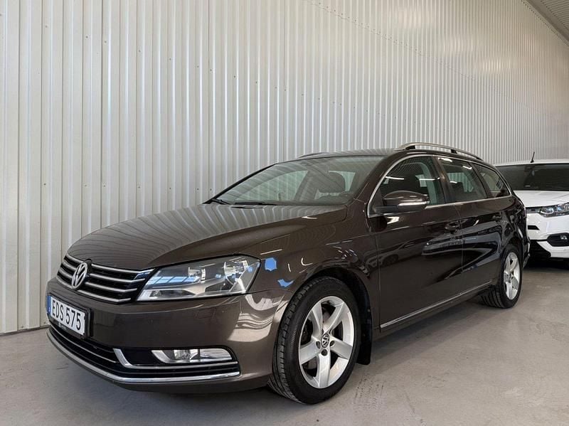 Mörkbrun (brun) Begagnad 2014 VW Passat Kombi | 79 900 kr (Marknadspris) - Bild 1/4