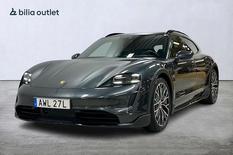 Grå Begagnad 2023 Porsche Taycan Cross Turismo Kombi | 769 900 kr (Marknadspris) - Bild 1/4