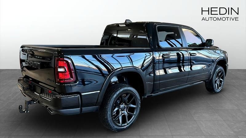 Ny RAM 1500 426 HK (313 kW) 2025 Svart Pickup