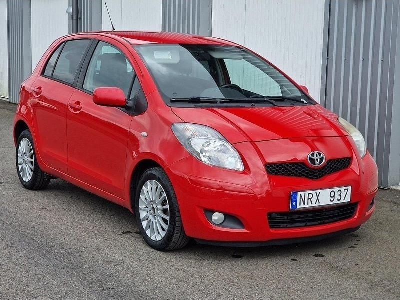 Röd Begagnad 2009 Toyota Yaris Halvkombi | 32 000 kr (Marknadspris) - Bild 1/4