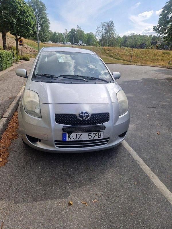Silver Begagnad 2006 Toyota Yaris Halvkombi | 24 000 kr (Bra pris) - Bild 1/4