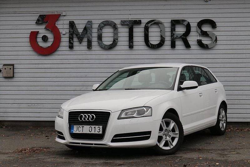 Vit Begagnad 2011 Audi A3 Sportback Attraction Halvkombi | 69 900 kr (Marknadspris) - Bild 1/4