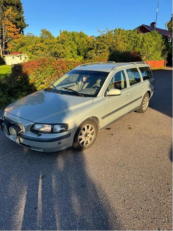 Grå Begagnad 2001 Volvo V70 Kombi | 17 000 kr (Lite dyr) - Bild 1/4