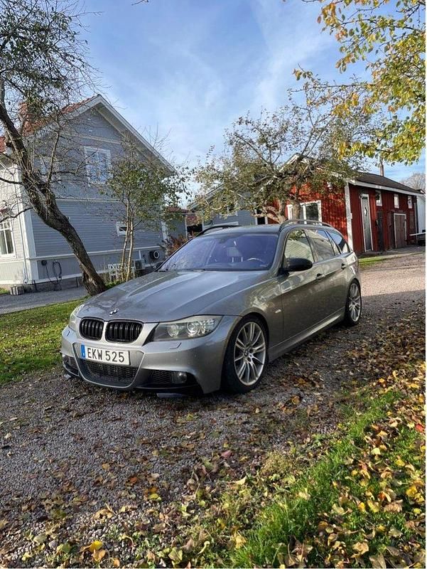 Begagnad 2009 BMW 335 Comfort Edition Kombi | 139 000 kr (Dyr) - Bild 1/4