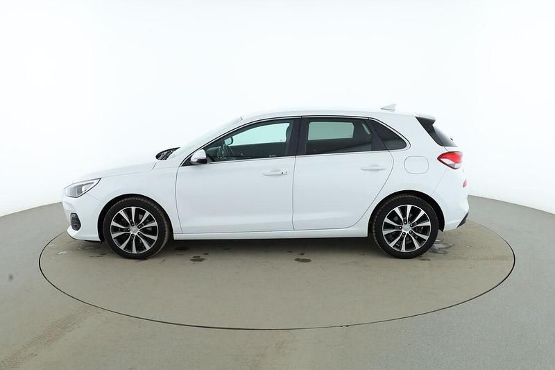 Begagnad Hyundai i30 Trend 141 HK (103 kW) 2020 Vit Sedan
