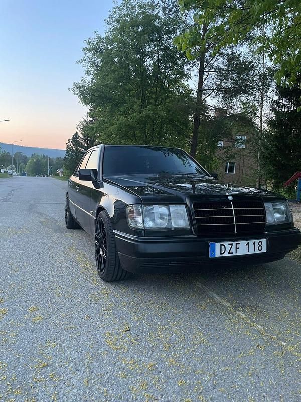 Mörkgrå Begagnad 1992 Mercedes E280 Sedan | 45 000 kr - Bild 1/4