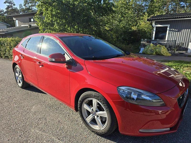 Röd Begagnad 2013 Volvo V40 Kinetic Kombi | 68 000 kr (Marknadspris) - Bild 1/4