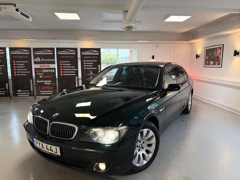 Mörkgrön Begagnad 2007 BMW 760L Sedan | 189 500 kr - Bild 1/4