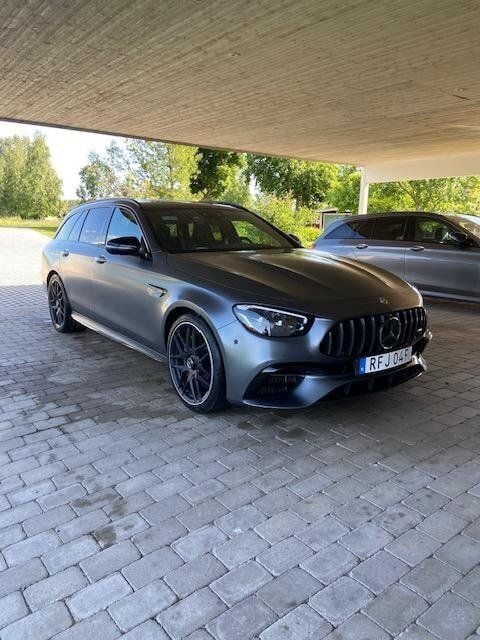 Grå Begagnad 2023 Mercedes E63S AMG AMG Kombi | 965 000 kr (Marknadspris) - Bild 1/4