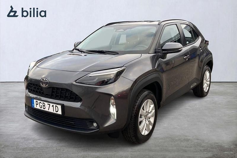 Grå Begagnad 2025 Toyota Yaris Cross Active SUV | 304 900 kr (Bra pris) - Bild 1/3