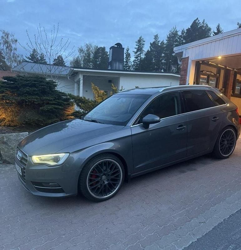 Grå Begagnad 2016 Audi A3 Halvkombi | 140 000 kr (Lite dyr) - Bild 1/4