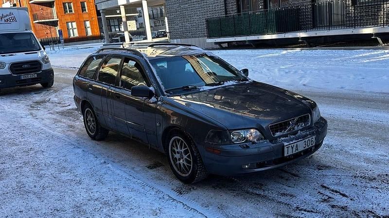 Begagnad Volvo V40 163 HK (119 kW) 2003 Grå Kombi