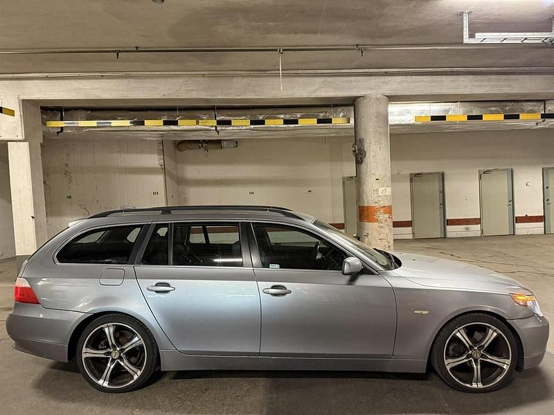 Grå Begagnad 2006 BMW 523 Kombi | 35 500 kr (Marknadspris) - Bild 1/4
