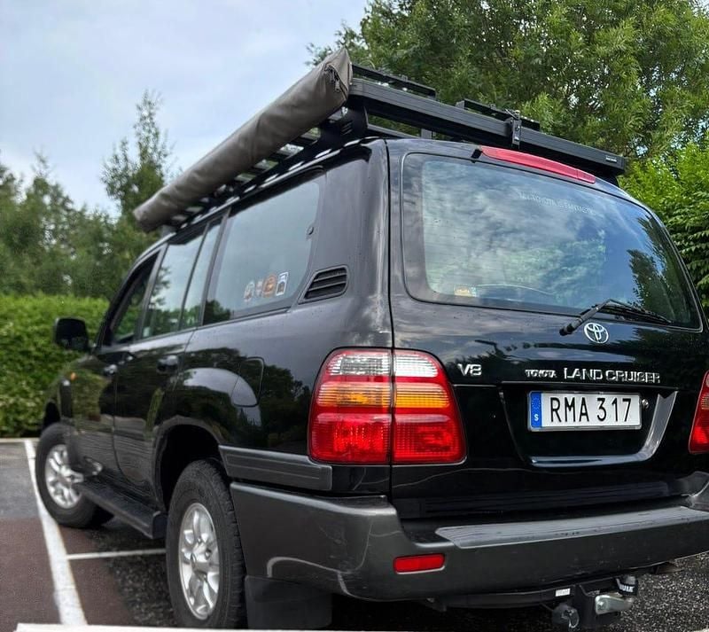 Begagnad Toyota Land Cruiser 235 HK (172 kW) 2000 Svart Sedan