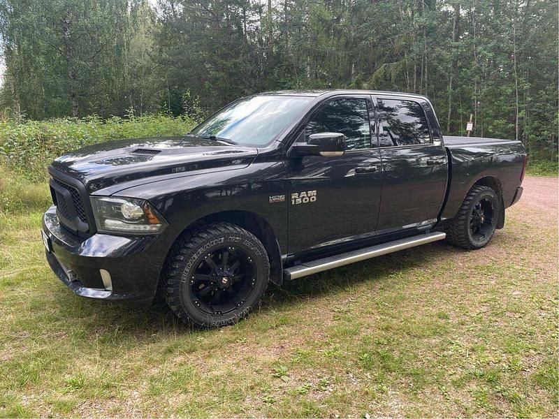 Svart Begagnad 2017 Dodge Ram Pickup | 320 000 kr (Marknadspris) - Bild 1/4